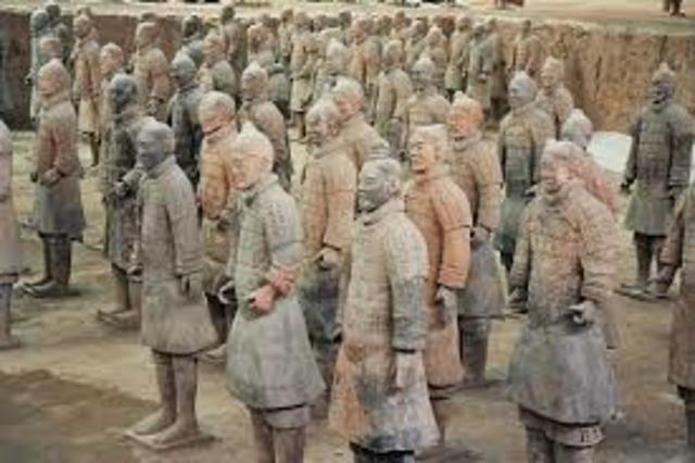 Ejercito de terracota es esculpido y enterrado.