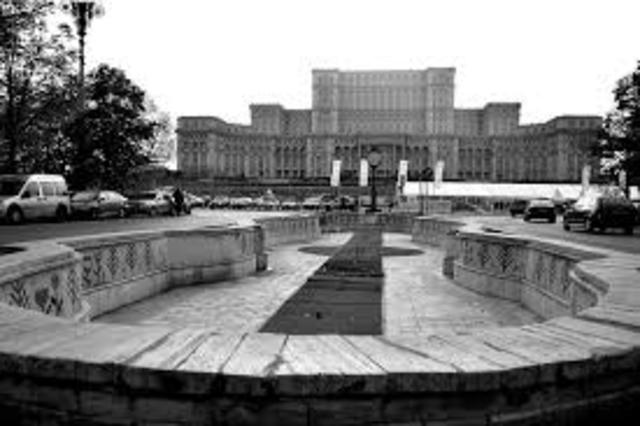 La Unión Soviética obliga a Rumania a cederle la provincia oriental de Besarabia y la mitad norte de Bucovina a la Ucrania soviética.