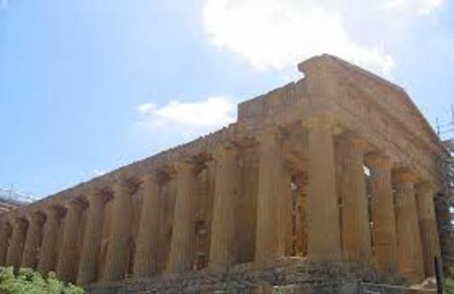 Inicio de las colonizaciones. Los corintios fundan Siracusa,en Sicilia