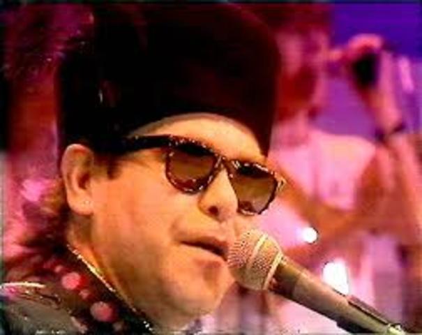 Elton John participa en el concierto Live Aid