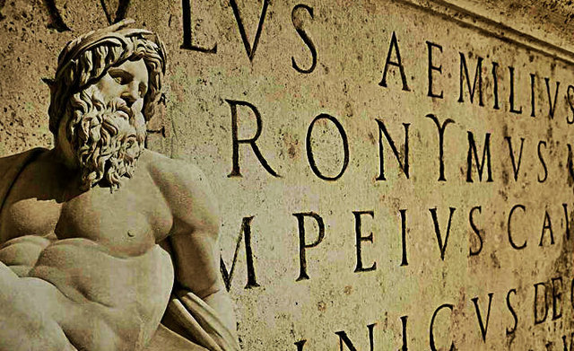 Estudia latín, filosofía, teología y artes.