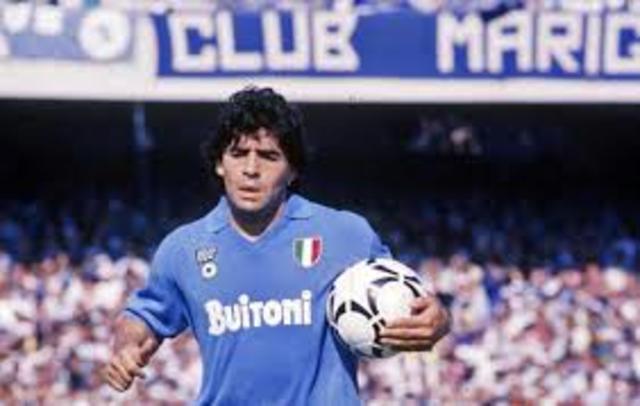 Maradona ficha por el Napoli de Italia