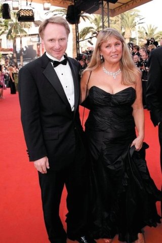 In the National Academy of Composers he met Blythe Newlon, a fifteen-year-old woman, with whom he married in 1997 after several years of coexistence.