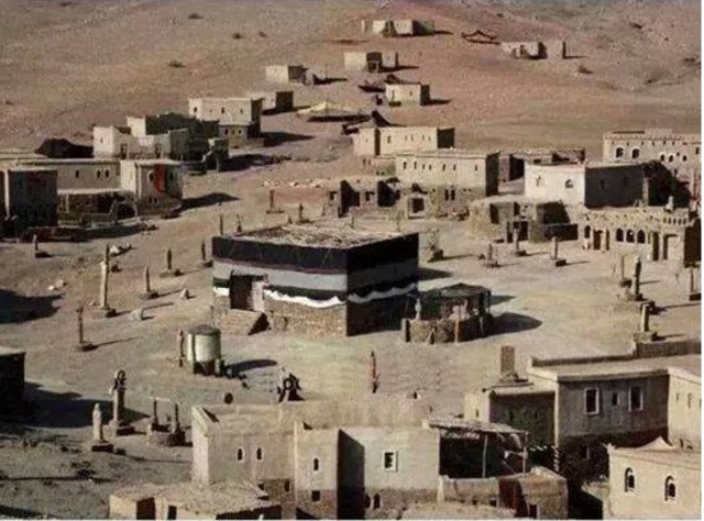 Al-Amine se voit confié la charge de poser la pierre noire dans la Kaaba reconstruite