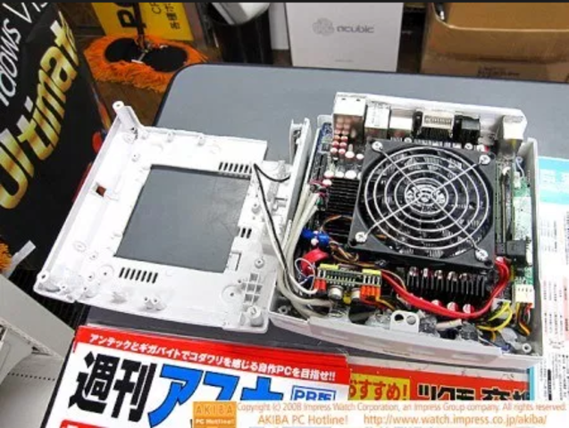 Dos pequeños equipos de cuatro ingenieros ponerse manos a la obra para diseñar una consola de videojuegos basada en DirectX