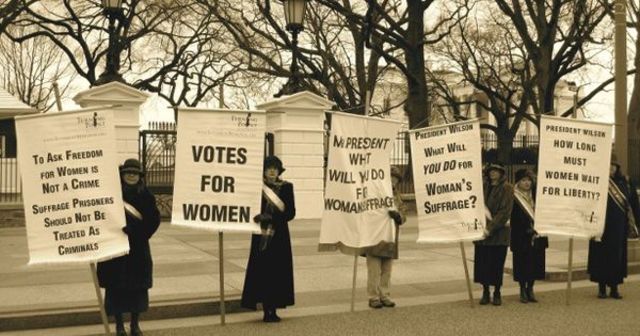 The NWP began to pickett the White House