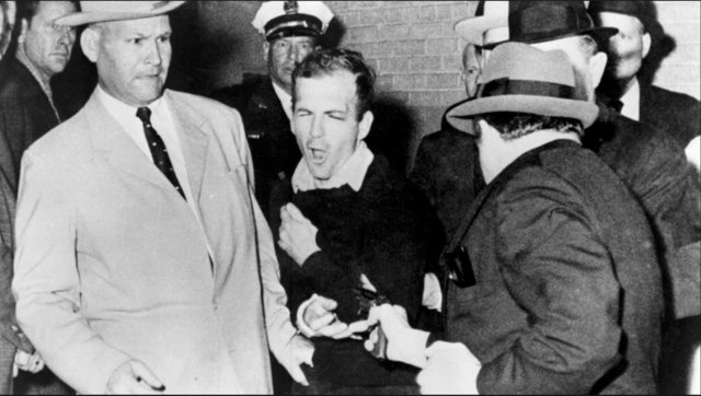 OSWALD MUERE DE UN TIRO EN LA JEFATURA DE POLICIA DE DALLAS