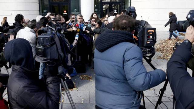 El Juez de la violación de San Fermín acepta un informe de detectives privados sobre la víctima días después del suceso.