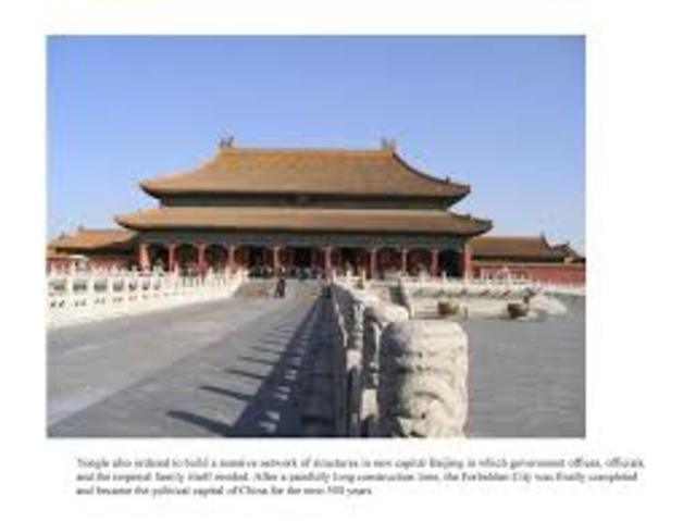 Emperor Young Le builds the imperial city