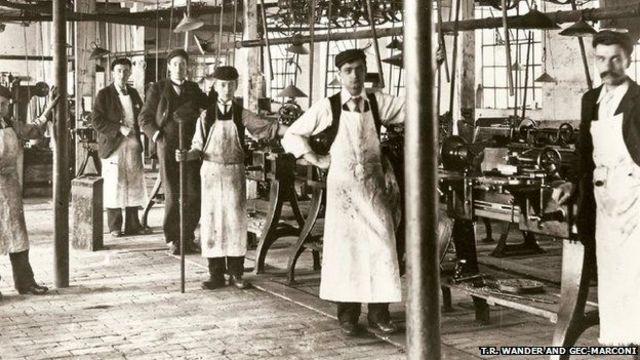 PRIMERA TRASMISIÓN DE RADIO PUBLICA