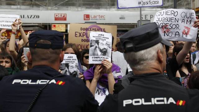 La Policía investiga la posible difusión en Internet de datos privados de la víctima de la manada.