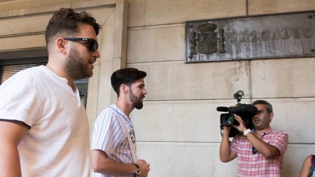 La Manada seguirá en libertad tras desestimar la audiencia de Navarra los recursos del fiscal y acusaciones.