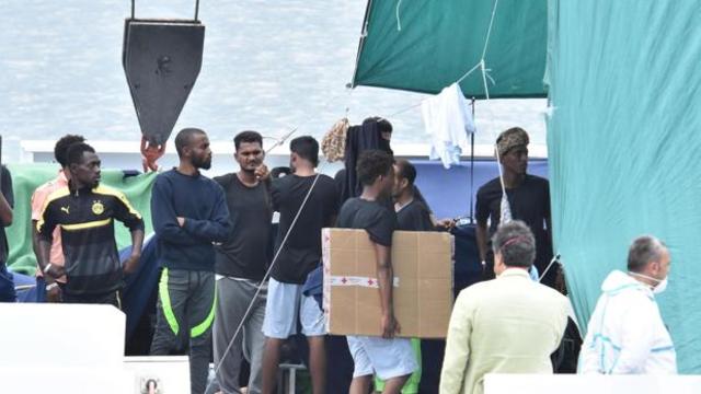 Un barco militar con 177 migrantes atraca en Catania