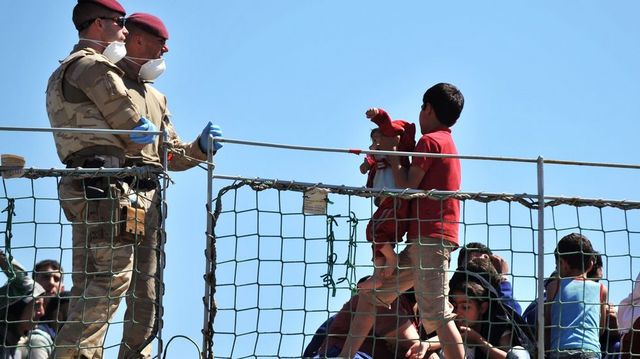 24 inmigrantes regulares expulsados de su centro de acogida