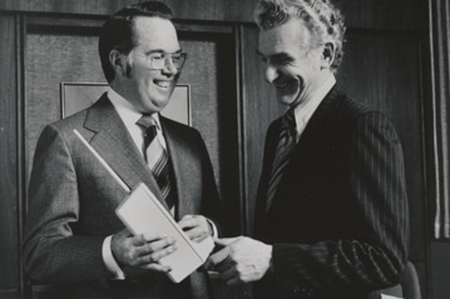 Primer teléfono celular moderno