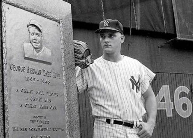 Roger Maris of the Yankees breaks Babe Ruth single Season Home Run Record