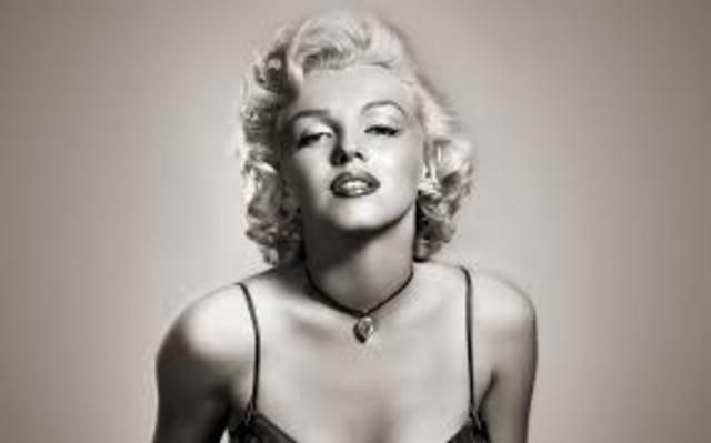 Marilyn Monroe dies