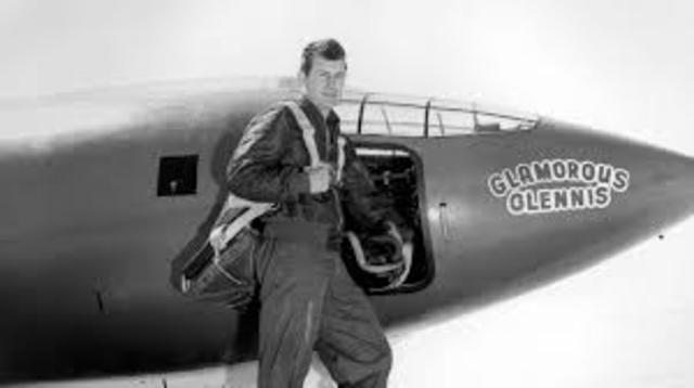 Chuck Yeager rompe la barrera del sonido