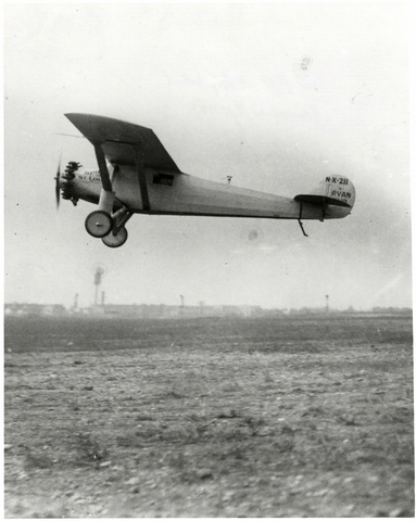 Charles Lindbergh makes the first non-stop Trans-Atlantic flight