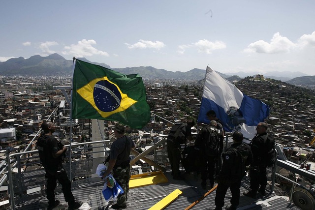 Início da ocupação do Complexo do Alemão