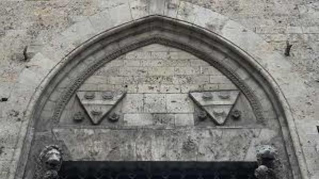 LE PRIME ARCHITRAVI IN PIETRA