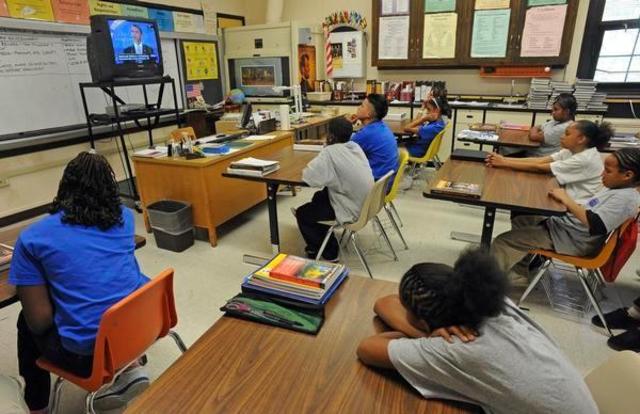 Inicio a la era de la información con combos de televisión y VCR para aulas avanzadas