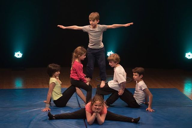 Akrobaziekin lehen kontaktua