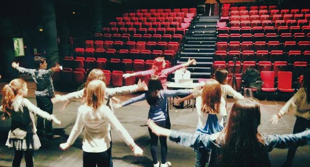 Ensaio orokorra eta eszenatokia prestatu