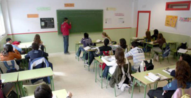 Inicia la primera escuela publica en Europ,  aunque en 2250 A. C hubo una en China.