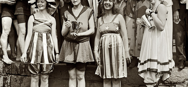 Desaparecen las medias de los trajes de baño y se acortan hasta las rodillas