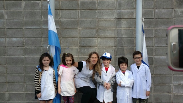 Izando la bandera en 1er grado