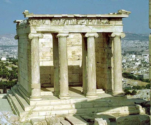 Templo de Atenea Niké, ubicado en la entrada de la Acrópolis de Atenas, inmediatamente después de los propileos o puertas (fecha aproximada 427 a.C.)