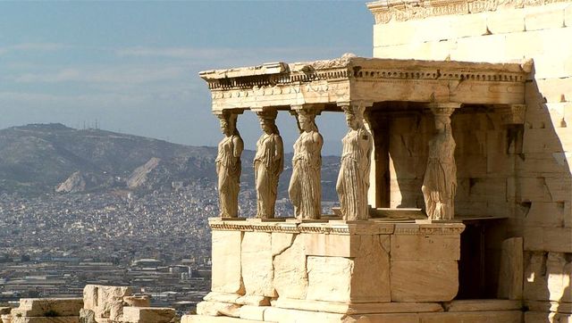 Erecteión, ubicado en el lado norte de la Acrópolis de Atenas (fecha aproximada entre el 421 a.C. y el 406 a.C.)