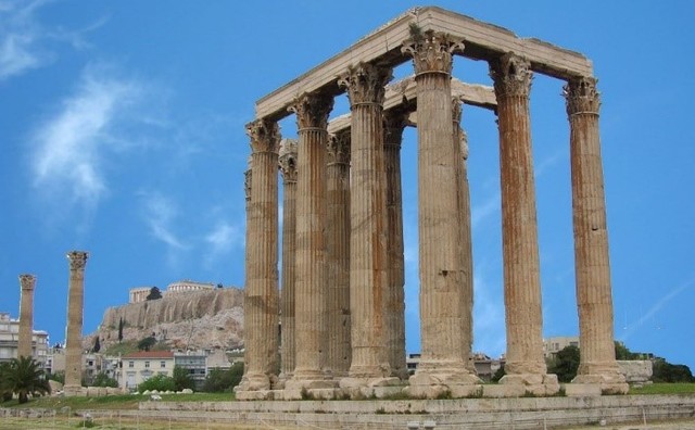 El Olimpeion o templo de Zeus Olímpico de Atenas, ubicado a unos 500 metros al sureste de la Acrópolis de Atenas (fecha aproximada entre el 174 a.C. y el 131 d.C.)
