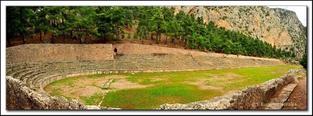 Estadio de los Juegos Píticos, en la parte más elevada del Valle del Santuario de Delfos (fecha aproximada siglo IV a.C.)
