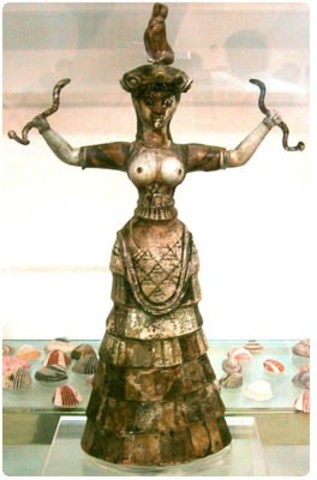 Diosa de las serpientes, encontrada en una estancia del ala oeste del Palacio de Cnosos llamada “Tesorería Sacra” (fecha aproximada 1600 a.C.)