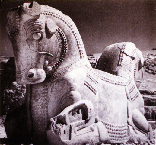 Capitel del Palacio de Ciro en la antigua ciudad persa de Pasargad, Irán (fecha aproximada siglo VI a.C.)