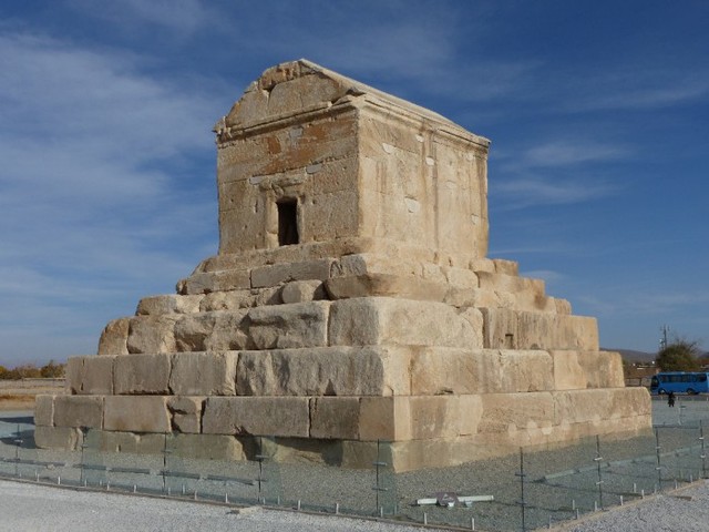 Tumba de Ciro «el Grande», en Pasagarda (fecha aproximada 528 a.C.)