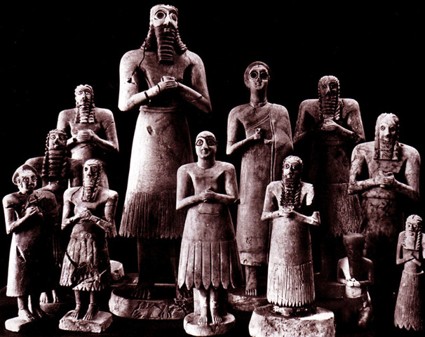 Grupo Escultórico de Tell-Asmar o Orantes, hallado enterradas junto al altar del templo de Abu en Tell-Asmar, está enmarcado dentro de la Época dinástica arcaica II (2700-2550 a.C.)