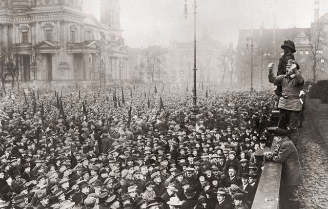 Adolf Hitler leads a failed attempt to overthrow the German government ( Beer Hall Putsch )