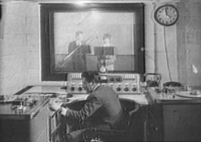 1 de enero de 1930 PRIMERA EMISORA DE CARACTER COMERCIAL EN EL PAÍS