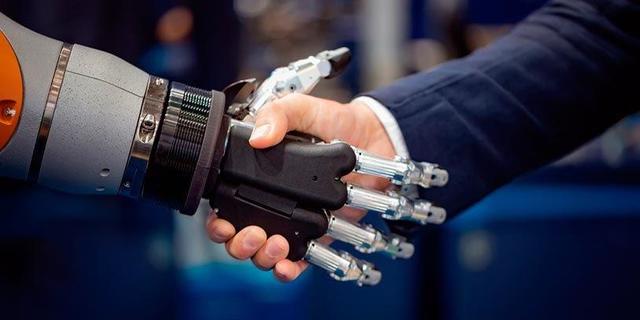 Grahan Bell inventa el teléfono, en Boston, mientras Thomas Watson construye el primer aparato.