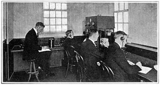 Radio station KDKA airs the first commercially broadcast program