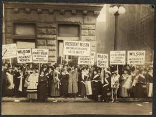19th Amendment is ratified by Congress