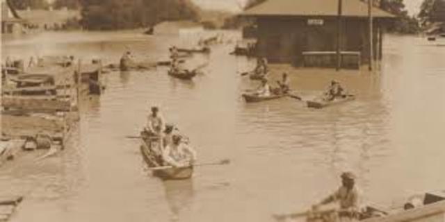 the great missisipi flood displaces 700,000 people