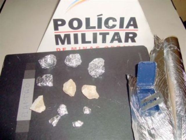 Jovens são presos com drogas no bairro Calcita