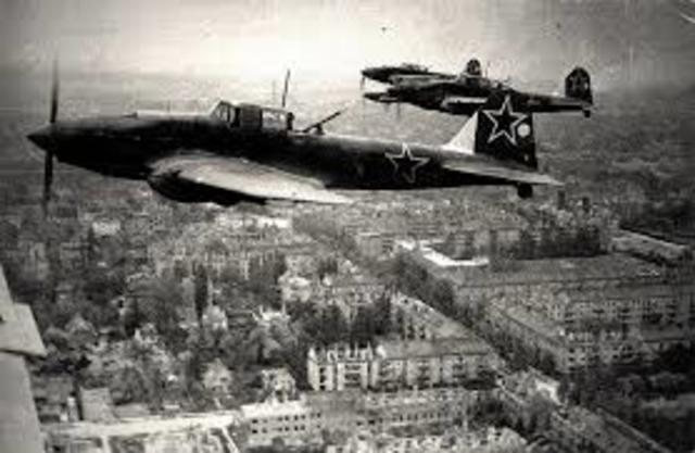 Советская авиация далекого действия нанесла удары по Берлину.