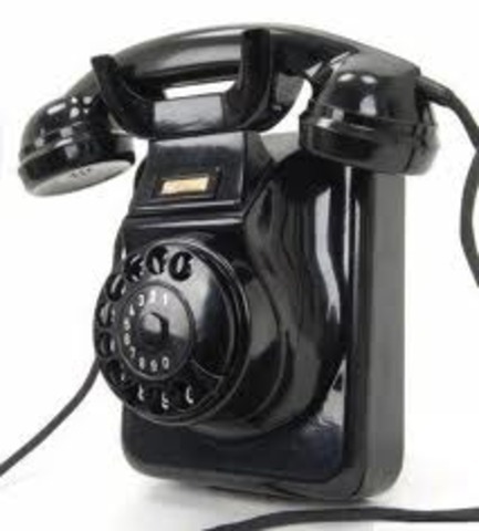 Se realiza la primera comunicación telefónica