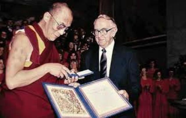 El dalai en el exilio recibe el premio Nobel