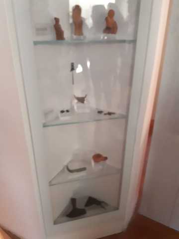 Reperti di vario tipo (gioielli, vasi, spade e lance)